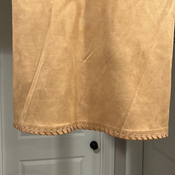 Suede dress👗so pretty and 💃ILNC goes with everything! Worn x 1.🌟💫👗
So in style! - Picture 5 of 8